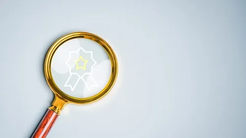 認定マークの上にある虫眼鏡