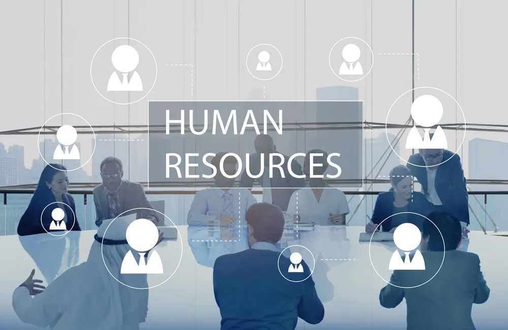 サラリーマンたちの背中とHUMANRESOURCESの文字