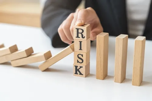ドミノの中にRISKの積み木を押さえる手元