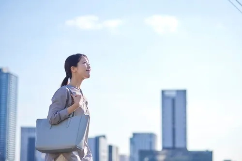 天気の良い日に前を向いて歩いている女性