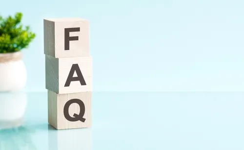 水色の背景にFAQの文字の積み木