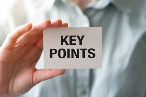 KEY POINTSの文字が書かれたカードを持つ手元