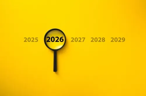 黄色い背景に虫眼鏡が2026の数字に置いてある