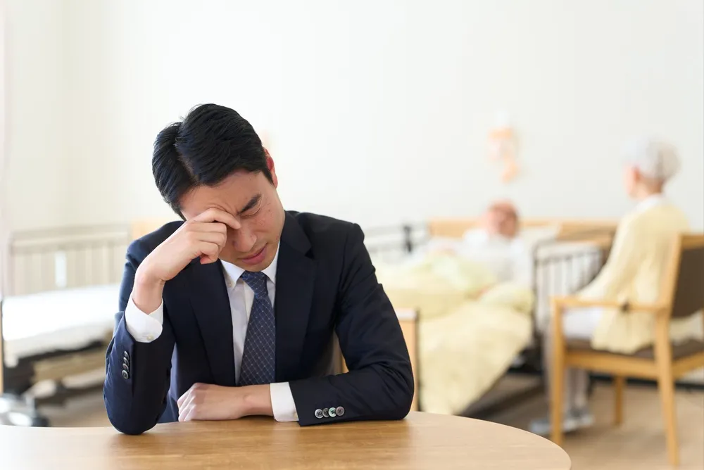 介護が必要な家族がおり、悩む男性