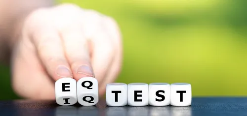 EQ TESTの文字が書かれたサイコロを触る手元