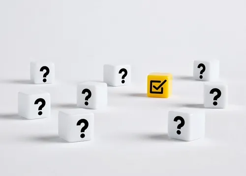 白い背景に白の？マークと黄色のチェックマークのブロック