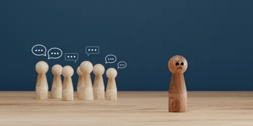 人形で表された、1人に対して陰口や文句を伝える様子