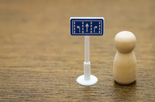 道路標識の模型と木製人形