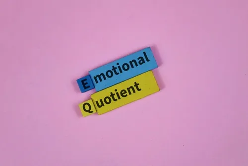 EmotionalとQuotientが書かれた青と黄色の木片