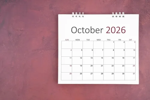 赤い背景に置かれた2026年10月の卓上カレンダー